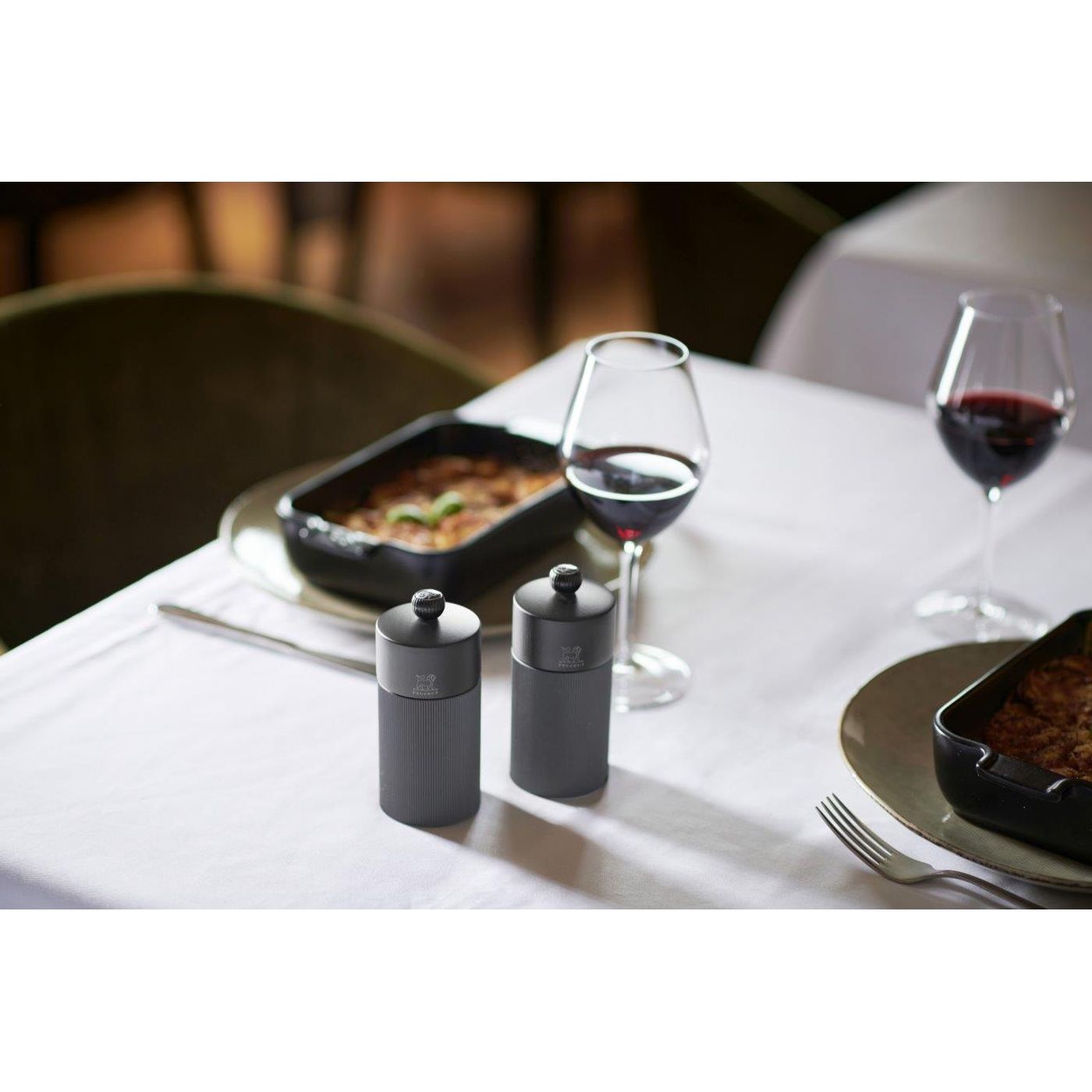 Duo de moulins à poivre et à sel Line noir mat 12 cm + entonnoir en inox